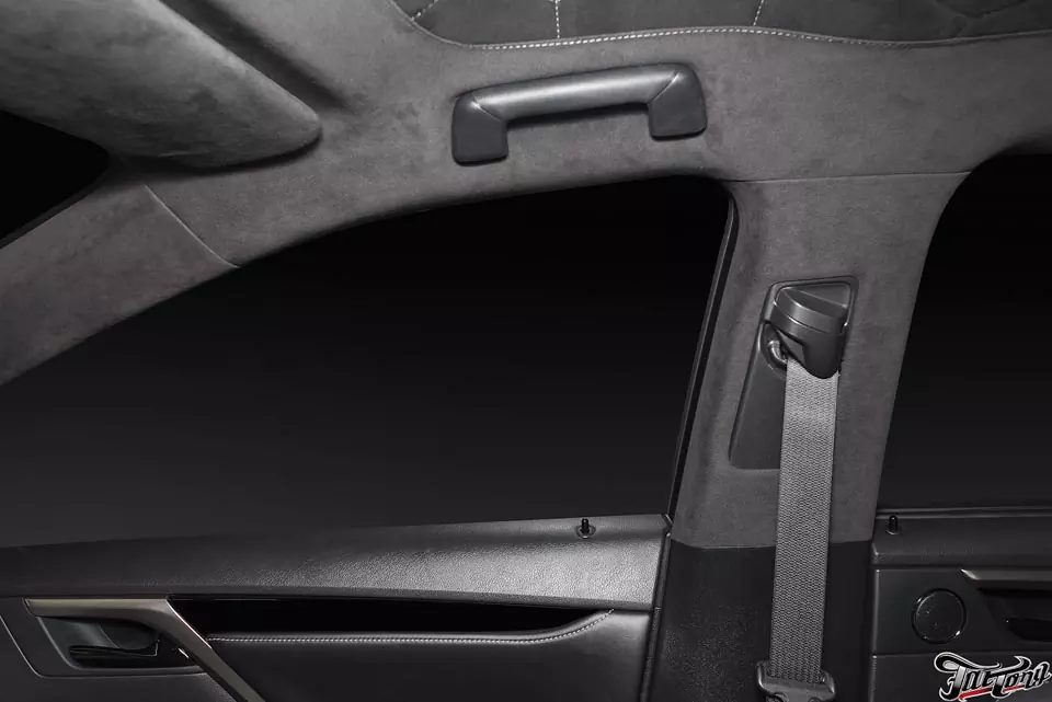 Lexus RX. Перетяжка потолка в алькантару по дизайн-проекту. Окрас салонного пластика в черный глянец. Полная замена акустической системы.